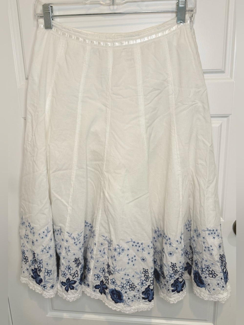 Gianni Bini Women’s Size 2 White Peasant Skirt Blue Embroidered Floral Boho